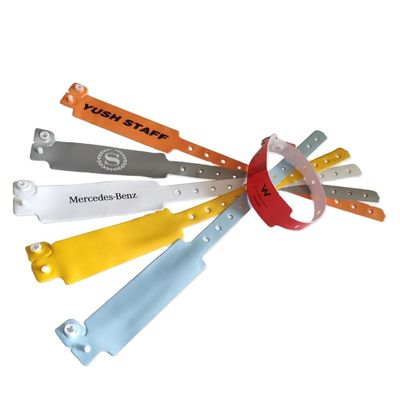 Aangepaste polsband op aanvraag Zwarte zachte PVC polsbanden met aangepaste afdrukkunst