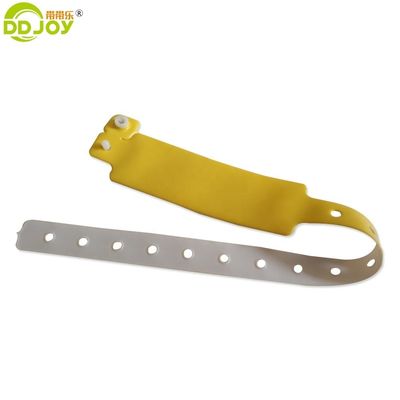 Aangepaste polsband op aanvraag Zwarte zachte PVC polsbanden met aangepaste afdrukkunst