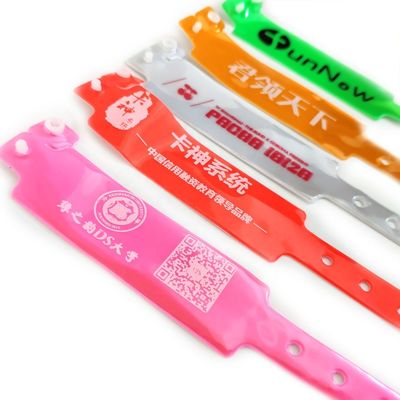 Custom logo geaccepteerd plastic armband PVC polsbandjes voor mannen muziek evenement
