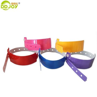 Custom logo geaccepteerd plastic armband PVC polsbandjes voor mannen muziek evenement