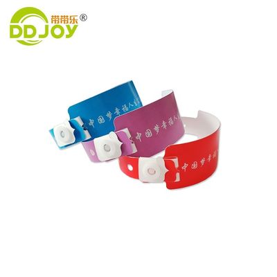 Witte aangepaste CMYK logo waterdicht composiet papier polsband voor zwembadfeesten en evenementen