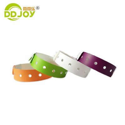 Witte aangepaste CMYK logo waterdicht composiet papier polsband voor zwembadfeesten en evenementen