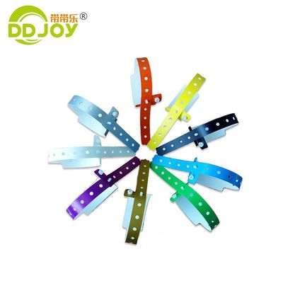Witte aangepaste CMYK logo waterdicht composiet papier polsband voor zwembadfeesten en evenementen