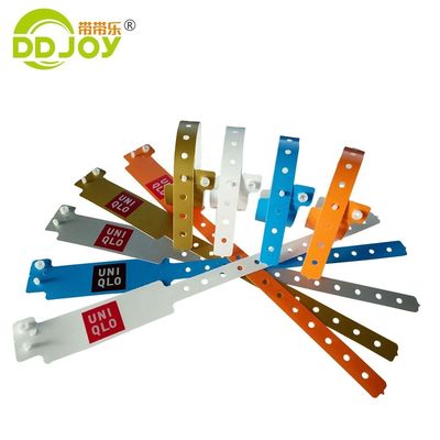 Witte aangepaste CMYK logo waterdicht composiet papier polsband voor zwembadfeesten en evenementen
