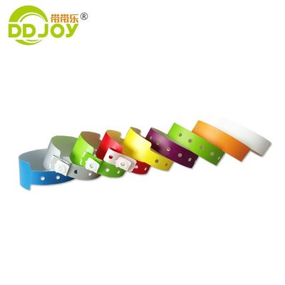 Witte aangepaste CMYK logo waterdicht composiet papier polsband voor zwembadfeesten en evenementen