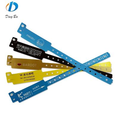 Waterdichte breedvormige kleuren armbanden geven kleur aan je festivalkleding