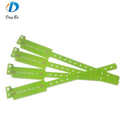 Waterdichte breedvormige kleuren armbanden geven kleur aan je festivalkleding