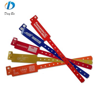 Waterdichte breedvormige kleuren armbanden geven kleur aan je festivalkleding