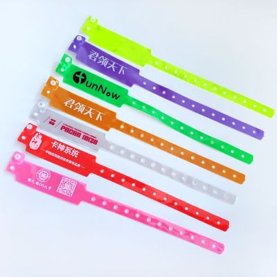 Gebeurtenissen Party BANGLES Neon kleur Custom Lock ID Plastic vinyl polsbanden in brede vorm