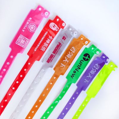 Gebeurtenissen Party BANGLES Neon kleur Custom Lock ID Plastic vinyl polsbanden in brede vorm