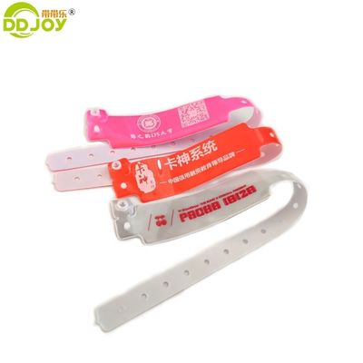 Gebeurtenissen Party BANGLES Neon kleur Custom Lock ID Plastic vinyl polsbanden in brede vorm
