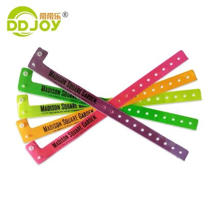 Ontwerp PVC Plastic Armband voor Verjaardagsfeest Eco-vriendelijke Reflectieve polsband