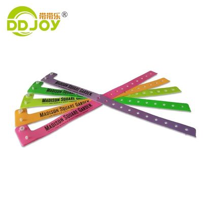 Ontwerp PVC Plastic Armband voor Verjaardagsfeest Eco-vriendelijke Reflectieve polsband