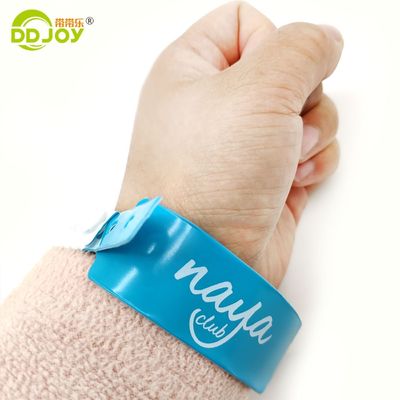 Duidelijke identificatie PVC-knoppenarmbanden eenmalig en aangepast ontwerp voor hotels