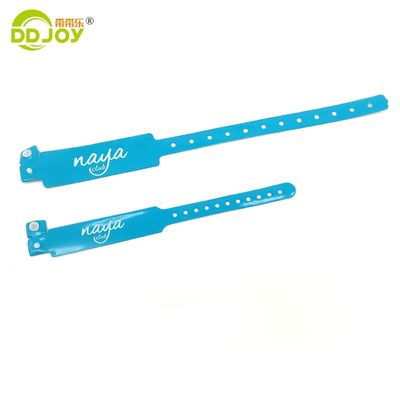 Duidelijke identificatie PVC-knoppenarmbanden eenmalig en aangepast ontwerp voor hotels