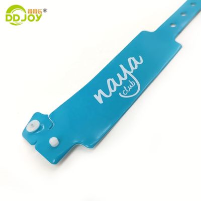 Duidelijke identificatie PVC-knoppenarmbanden eenmalig en aangepast ontwerp voor hotels