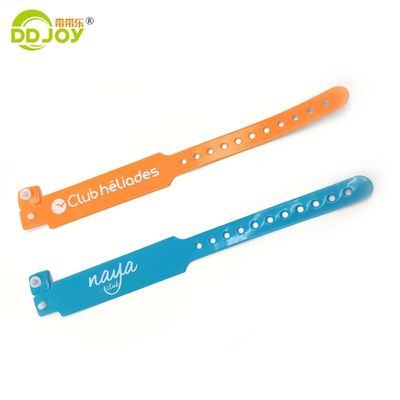 Duidelijke identificatie PVC-knoppenarmbanden eenmalig en aangepast ontwerp voor hotels