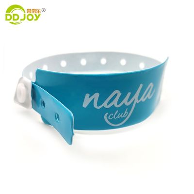 Duidelijke identificatie PVC-knoppenarmbanden eenmalig en aangepast ontwerp voor hotels