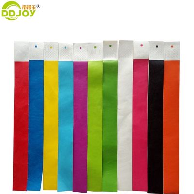 Gewone Tyvek polsbanden in oranje 100 stuks voor Event Party Supplies Logo OEM Customized