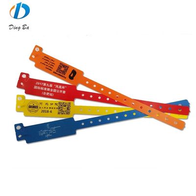 Persoonlijke eenmalige plastic polsbandjes voor VIP-clubtoegang ID-armbanden Auto plastic slot