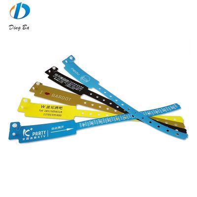 Persoonlijke eenmalige plastic polsbandjes voor VIP-clubtoegang ID-armbanden Auto plastic slot