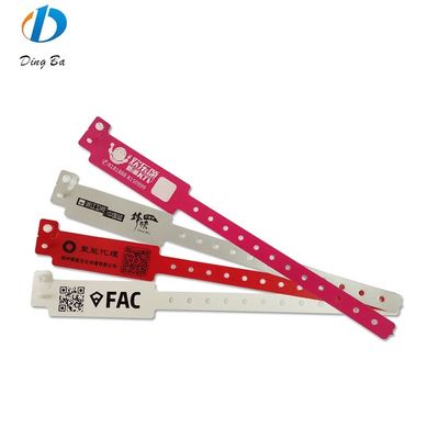 Persoonlijke eenmalige plastic polsbandjes voor VIP-clubtoegang ID-armbanden Auto plastic slot