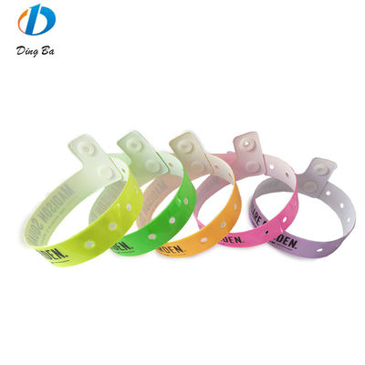 Custom Logo Printed Vinyl Armband One Direction Plastic Festival Armband voor Parken