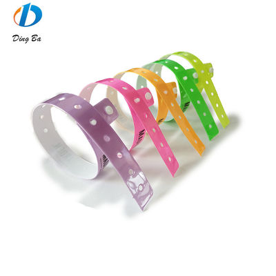 Custom Logo Printed Vinyl Armband One Direction Plastic Festival Armband voor Parken