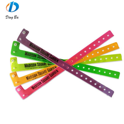 Custom Logo Printed Vinyl Armband One Direction Plastic Festival Armband voor Parken
