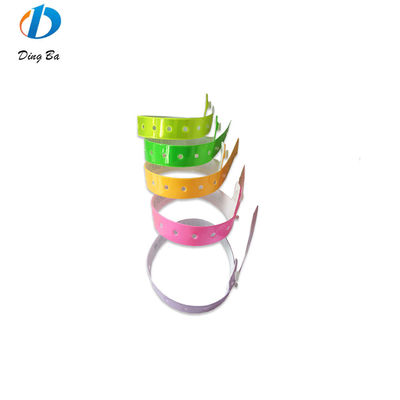 Custom Logo Printed Vinyl Armband One Direction Plastic Festival Armband voor Parken