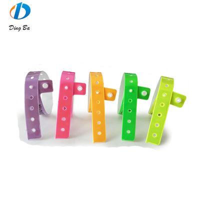 Custom Logo Printed Vinyl Armband One Direction Plastic Festival Armband voor Parken