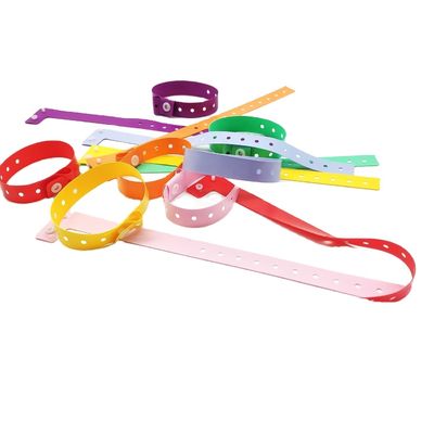 Custom logo PVC L-vorm verstelbare plastic armband voor evenement festival romantische stijl