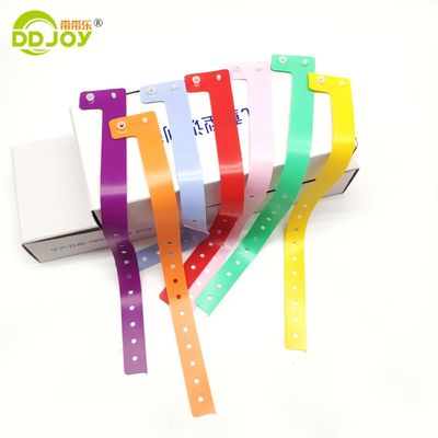 Custom logo PVC L-vorm verstelbare plastic armband voor evenement festival romantische stijl