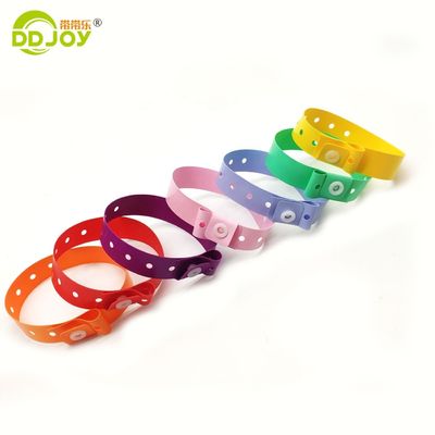 Custom logo PVC L-vorm verstelbare plastic armband voor evenement festival romantische stijl