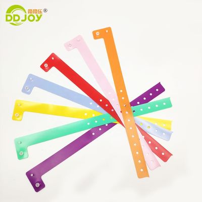 Custom logo PVC L-vorm verstelbare plastic armband voor evenement festival romantische stijl