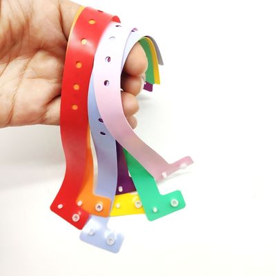 Custom logo PVC L-vorm verstelbare plastic armband voor evenement festival romantische stijl
