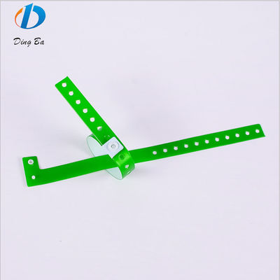 Andere vorm zacht verstelbaar PVC/Vinyl Plastic inlooparmband voor evenementen en feesten