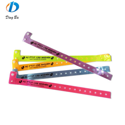 Andere vorm zacht verstelbaar PVC/Vinyl Plastic inlooparmband voor evenementen en feesten