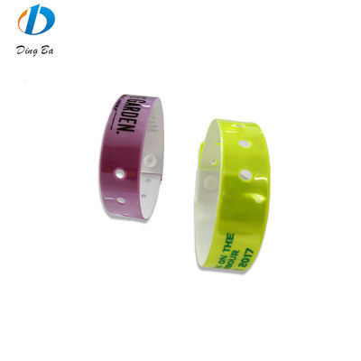Andere vorm zacht verstelbaar PVC/Vinyl Plastic inlooparmband voor evenementen en feesten
