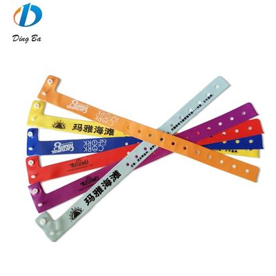 Vrouwenpopulair Custom Logo Oranje PVC polsbandjes voor evenementen Festival Plastic L-vorm
