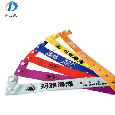 Vrouwenpopulair Custom Logo Oranje PVC polsbandjes voor evenementen Festival Plastic L-vorm