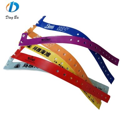 Vrouwenpopulair Custom Logo Oranje PVC polsbandjes voor evenementen Festival Plastic L-vorm