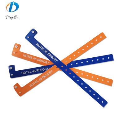 Vrouwenpopulair Custom Logo Oranje PVC polsbandjes voor evenementen Festival Plastic L-vorm