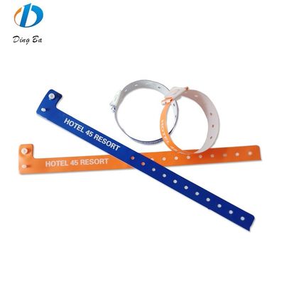 Vrouwenpopulair Custom Logo Oranje PVC polsbandjes voor evenementen Festival Plastic L-vorm