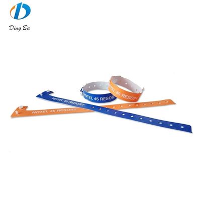 Vrouwenpopulair Custom Logo Oranje PVC polsbandjes voor evenementen Festival Plastic L-vorm