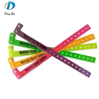Custom kleur Plastic CLASSIC Armband Reflectieve L-vorm PVC Armbanden voor feesten