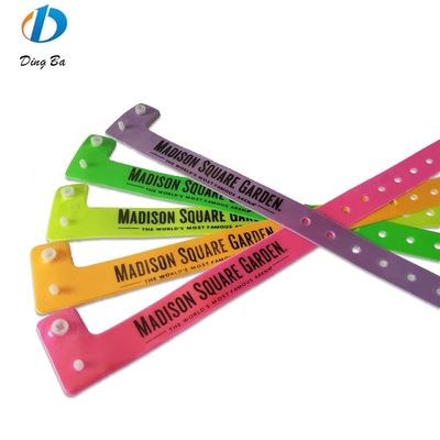 Custom kleur Plastic CLASSIC Armband Reflectieve L-vorm PVC Armbanden voor feesten