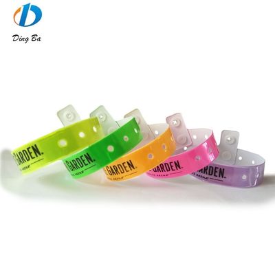 Custom kleur Plastic CLASSIC Armband Reflectieve L-vorm PVC Armbanden voor feesten
