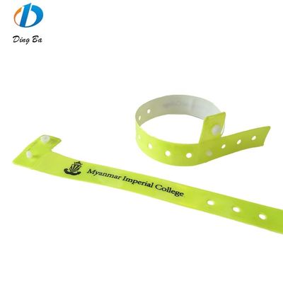 Custom kleur Plastic CLASSIC Armband Reflectieve L-vorm PVC Armbanden voor feesten
