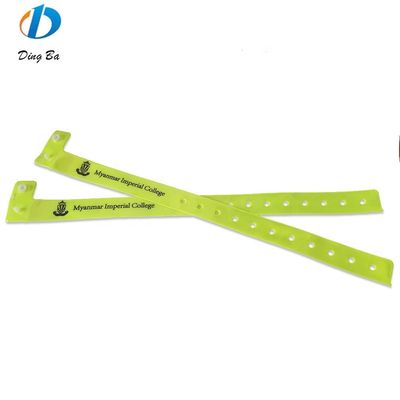 Custom kleur Plastic CLASSIC Armband Reflectieve L-vorm PVC Armbanden voor feesten